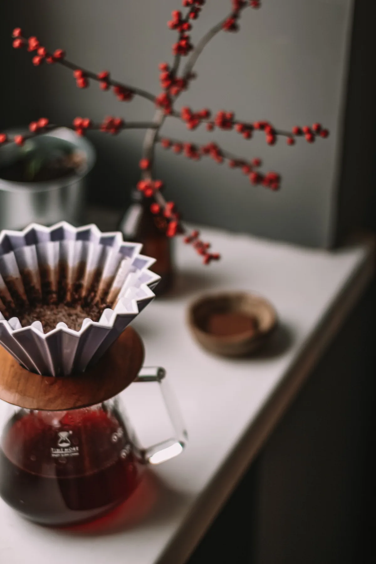 Café sendo preparado em filtro manual sobre uma jarra de vidro